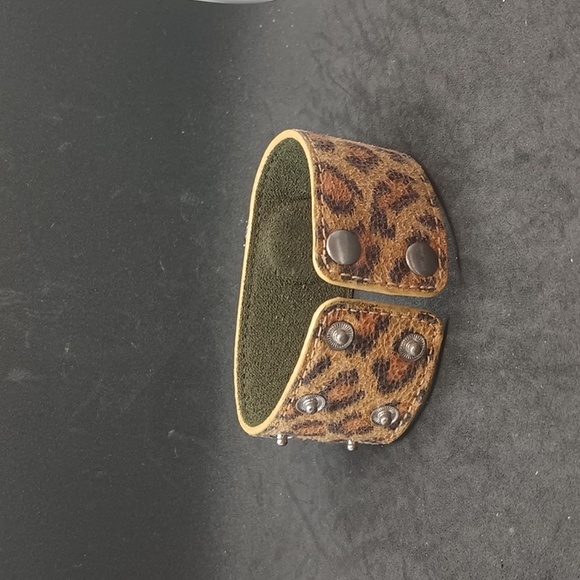 leopard print rhinestone decoration snap closure bracelet - Picture 3 of 3